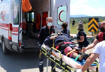 Hurdaya dönen araçta sıkışan sürücüyü itfaiye kurtardı
