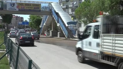 Su borusu patladı, yollar göle döndü