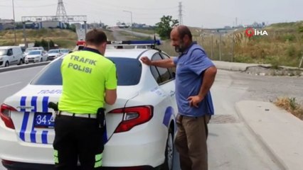 Sultangazi'de freni patlayan kamyon refüjü aşıp istinat duvarına çarptı