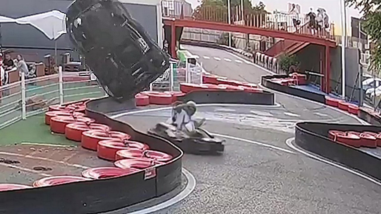 Un karting fait un 360 dans les airs après un accident