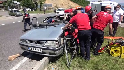 Télécharger la video: Hurdaya dönen araçta sıkışan sürücüyü itfaiye kurtardı