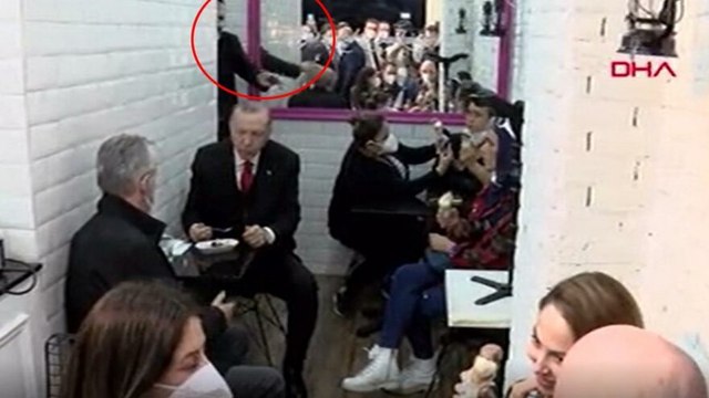Erdoğan’ın korumasından dondurma yiyen kadına bacak uyarısı