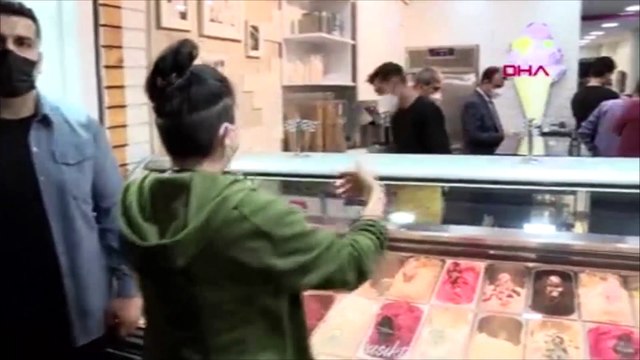 Erdoğan'ın karşısında bacak bacak üstüne atan kadın uyarıldı