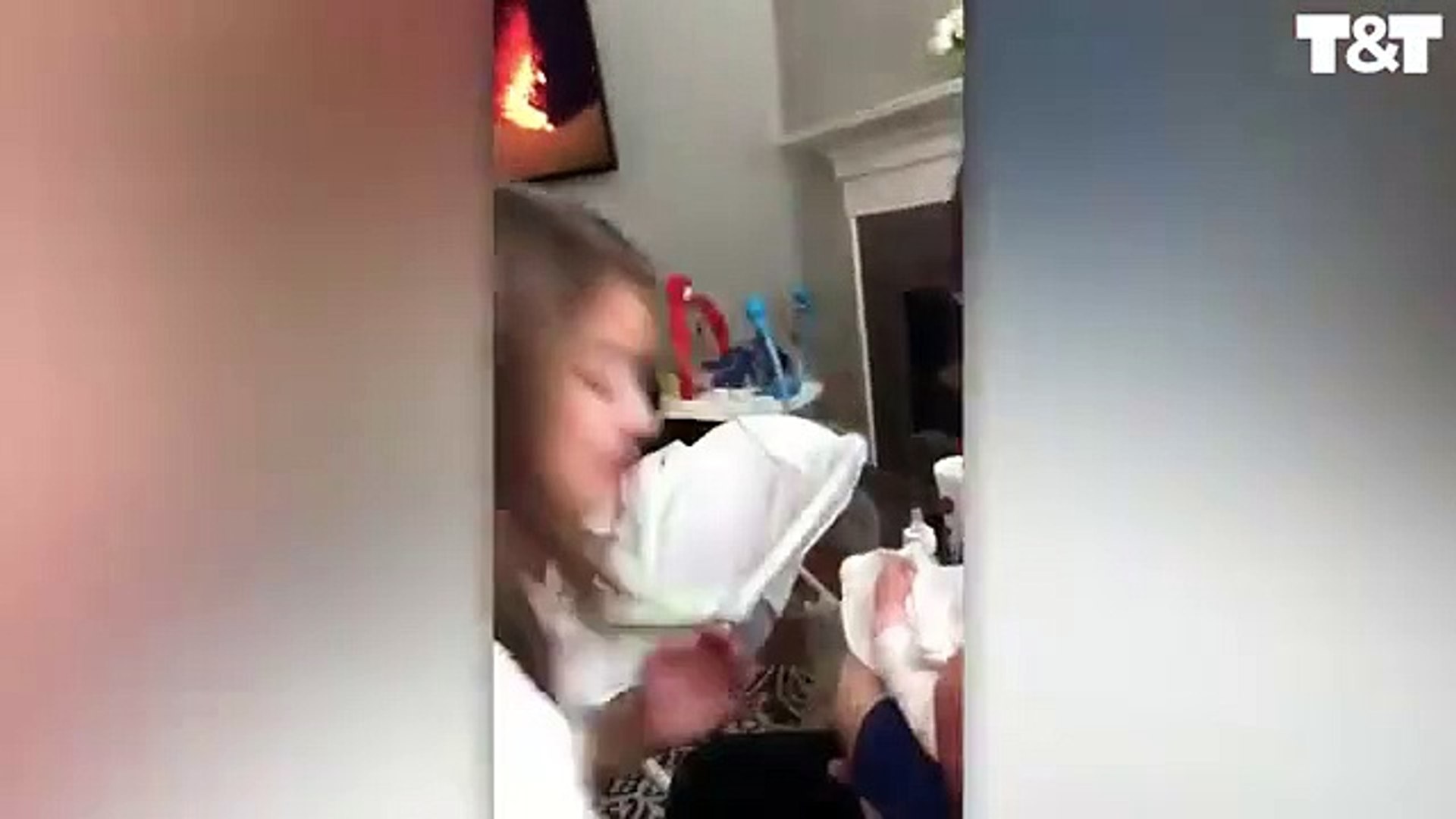 ⁣Girl Meets Newborn Sister For First Time After 16 Days In NICU