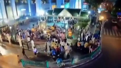 Araba dua eden kalabalığın içine daldı