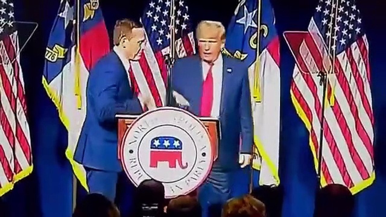 Donald Trump, ¿con pañales o con los pantalones al revés?