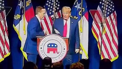 Donald Trump, ¿con pañales o con los pantalones al revés?