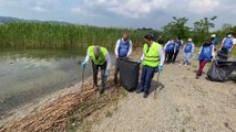SAKARYA - Gönüllüler, Karadeniz sahili ile Sapanca Gölü çevresindeki çöpleri topladı