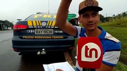 Caminhão cai em canteiro central na BR-369