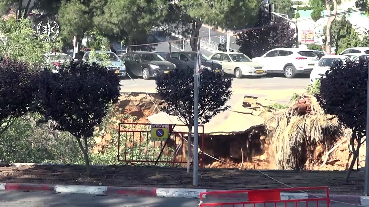 Riesiges Erdloch verschluckt Auto auf Parkplatz