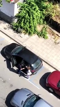 “Lela do të q* racën në p*h”/ Çifti zihet në mes të Rrugës: Më thuaj tani a do me i dhënë fund