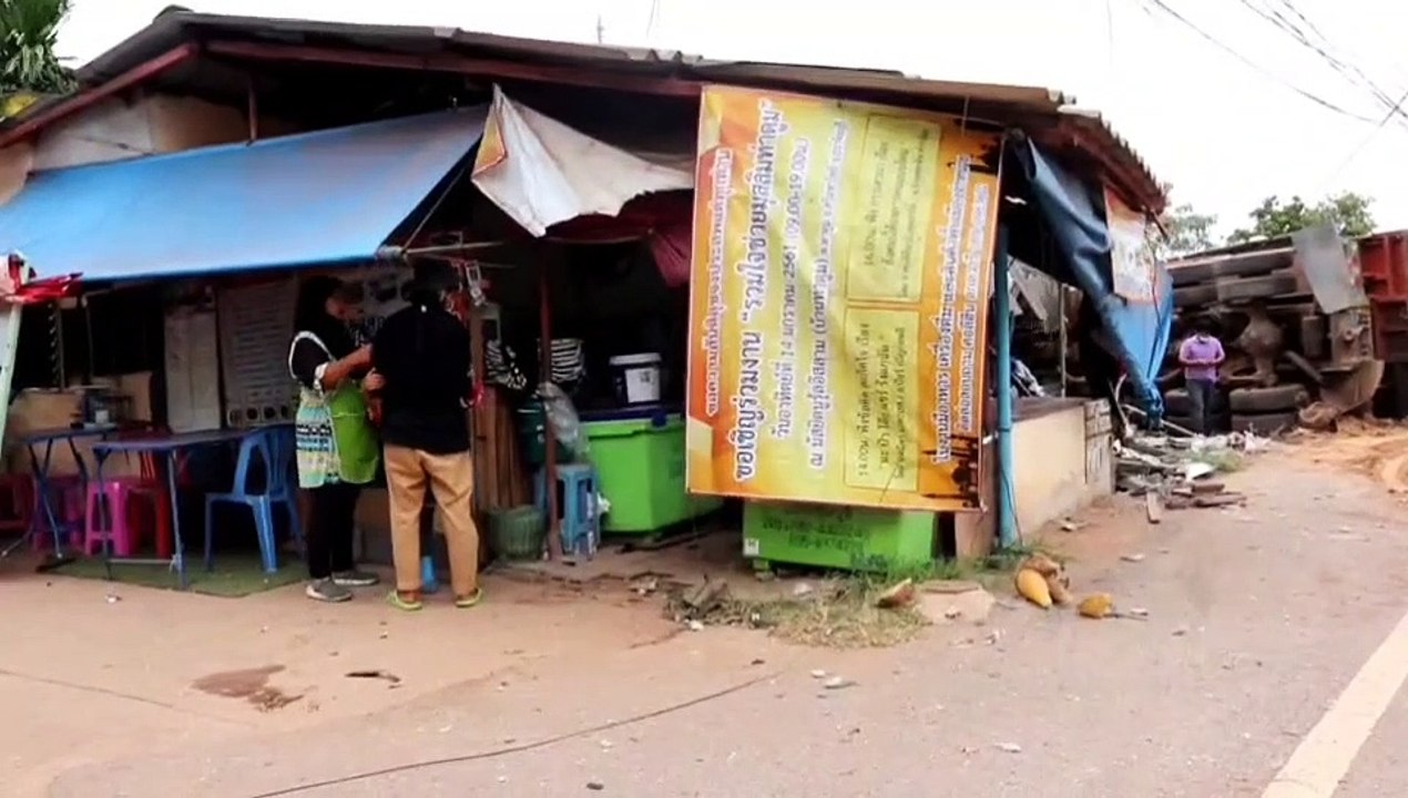 ปราจีนบุรี-สิบล้อบรรทุกทรายเสียหลักชนไฟฟ้ากjอนพ...