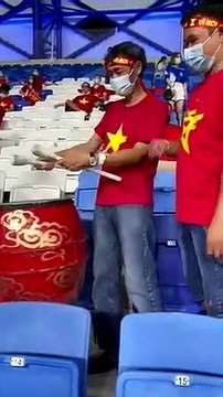 Cổ động viên có mặt tại sân cổ vũ trong trận Việt Nam đấu Indonesia