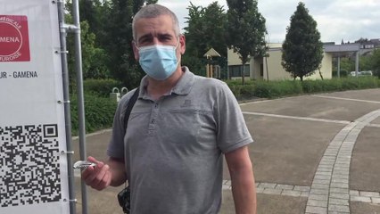 Depuis sa première dose de vaccin contre le Covid-19, le bras de cette namuroise est aimanté....