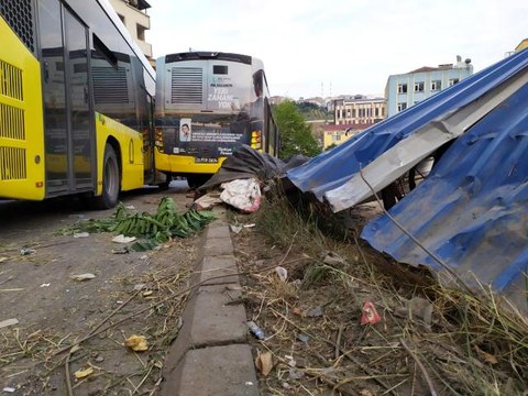 Kağıthane'de freni boşalan İETT otobüsü metro inşaatına daldı