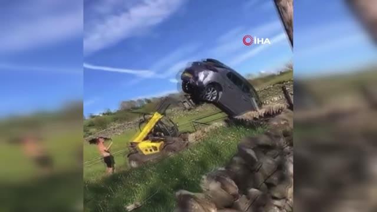 İngiltere'de bir çiftçi, iş makinesi ile otomobili ters çevirdi