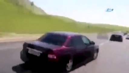 Takla atan araçtan fırladı