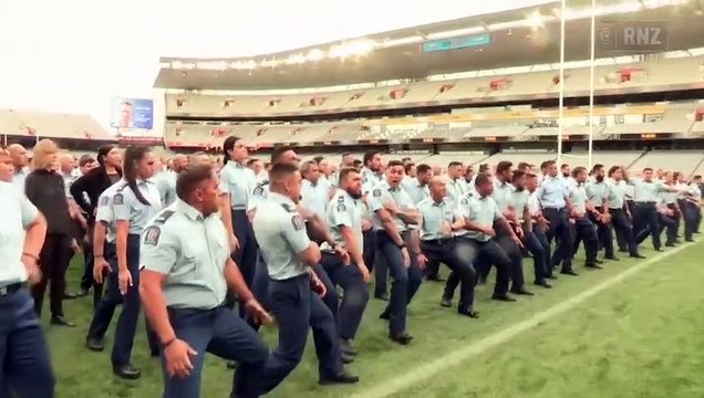 Des policiers néo-zélandais rendent un hommage à leur collègue décédé : haka mémorable