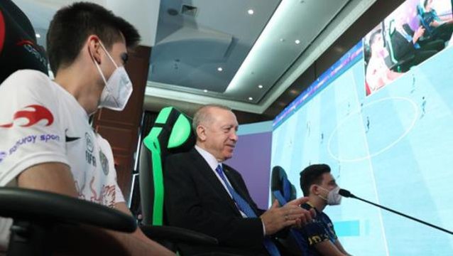 Cumhurbaşkanı Erdoğan, AK Parti Gençlik Kollarınca düzenlenen Espor turnuvasının final maçını izledi