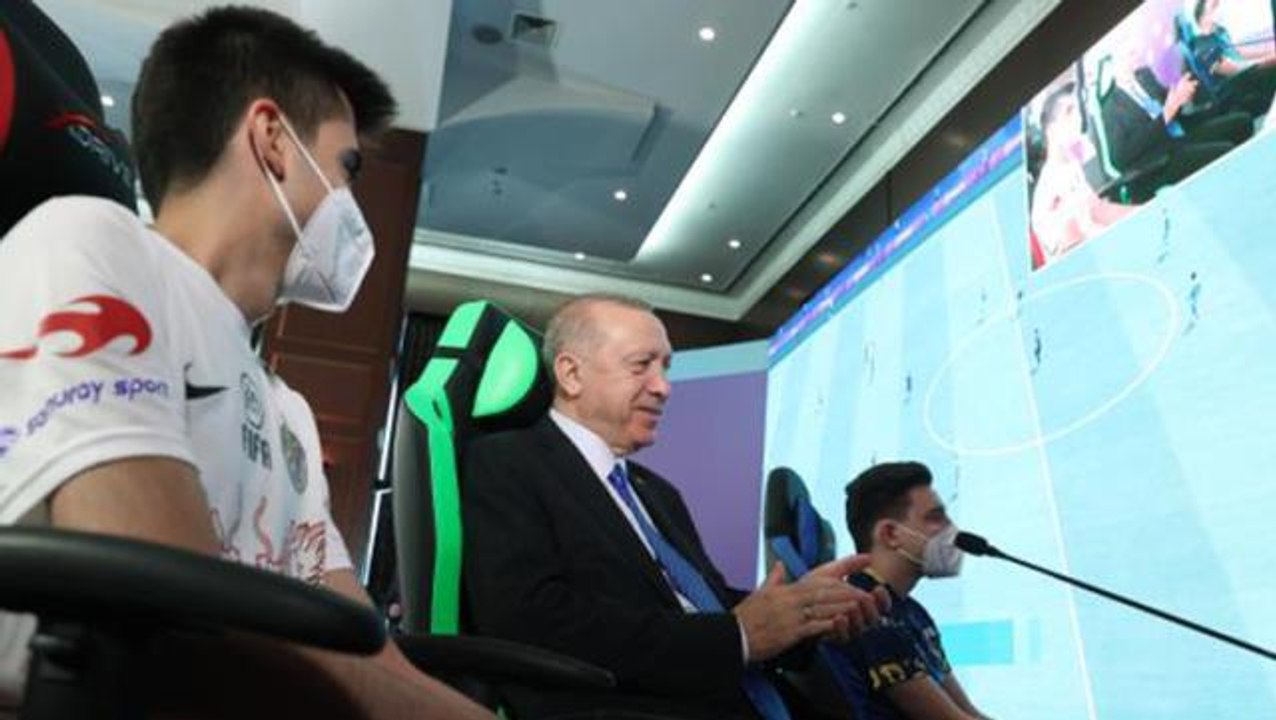 Cumhurbaşkanı Erdoğan, AK Parti Gençlik Kollarınca düzenlenen Espor turnuvasının final maçını izledi