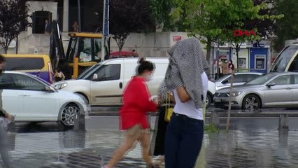 ÜSKÜDAR'DA VATANDAŞLAR YAĞMURA HAZIRLIKSIZ YAKALANDI