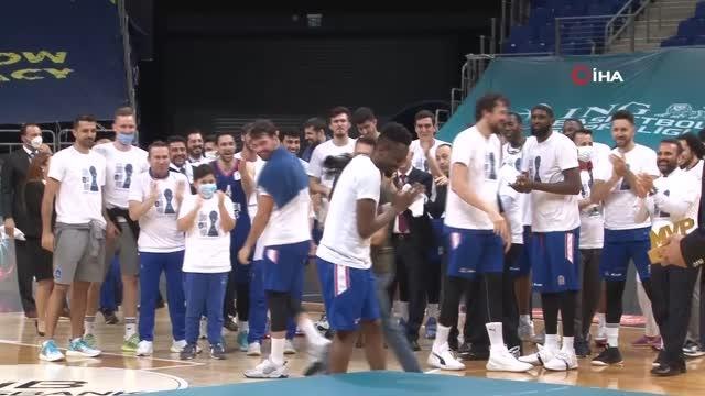2020-2021 Basketbol Süper Ligi şampiyonu Anadolu Efes kupasını aldı