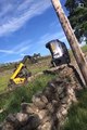 Un agriculteur anglais détruit une voiture qui bloquait son chemin