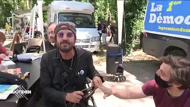 Francis Lalanne agresse des journalistes de Quotidien