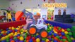 Blippi visita un patio de juegos (Fidgets Indoor Playground) | Videos de vehículos para niños