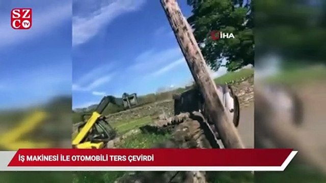 İngiltere'de bir çiftçi, iş makinesi ile otomobili ters çevirdi
