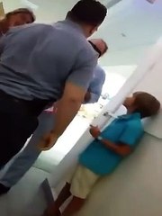 مطار جربة جرجيس - عون أمن تونسي يبتز سائحين و يستولي على أموالهم