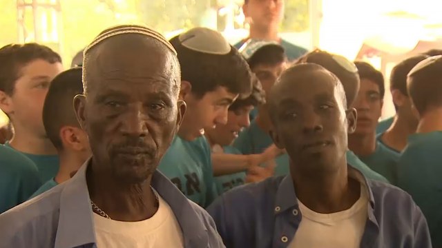 تداعيات ما خفي أعظم .. والد جندي إسرائيلي أسير يرجّح أن التسجيل لابنه وشقيقه يدعو لتبادل أسرى