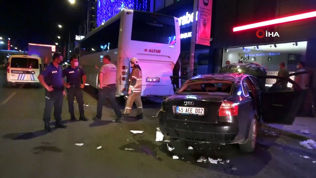 Çöp konteynerleri ile aydınlatma direğine çarpan otomobil takla attı...O anlar kamerada