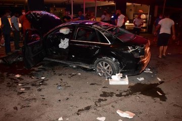 İZMİR'DE AYDINLATMA DİREĞİNE ÇARPAN OTOMOBİL TAKLA ATTI: 1 YARALI