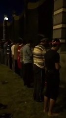 Külliyeyi koruyan vatandaşlar sabah namazında