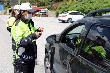 下载视频: Trafikte işitme engellilerin sesi olmak için işaret dili öğrendi