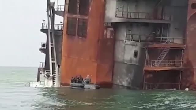 Prosigue la inspección del carguero con productos químicos incendiado frente a las costas de Sri Lanka