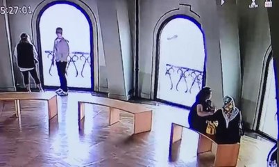 Galata Kulesi'nden atlayan genç kız kamerada