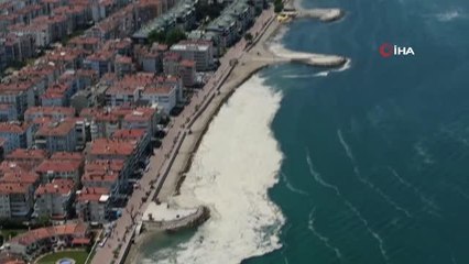 Bursa'da müsilaj manzaralı sahil keyfi