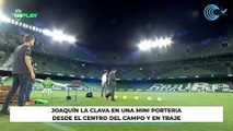 Joaquín la clava en una mini portería desde el centro del campo y en traje