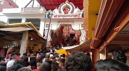 मंगल पर अयोध्‍या के हनुमानगढ़ी मंद‍िर में उमड़ी श्रद्धालुओं की भीड़,कोव‍िड न‍ियमों की उड़ी धज्जियां