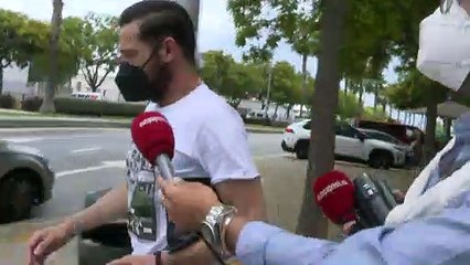 Antonio David Flores sale de su vivienda en su momento más difícil