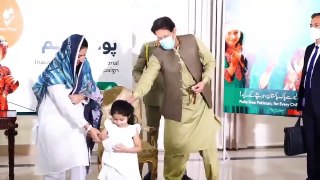 Imran khan with Little Girl - Imran khan Nay 2 Dafa Sir pa Hath Rakh Diya