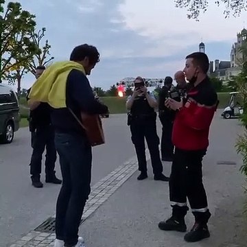 Vianney chante Dabali avec un pompier dans la rue