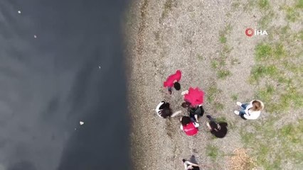 Deniz salyasının sardığı İzmit Körfezi'nde denizi temizlediler, sahilde çöp topladılar