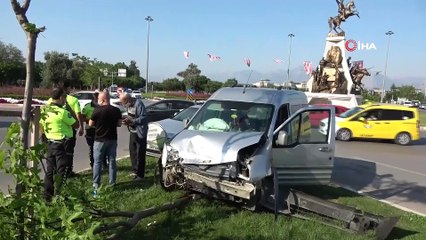 Çarpışan otomobillerin hava yastıkları hayatta tuttu