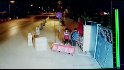 Rüzgarda katlanan bayrağı düzeltip öptüler