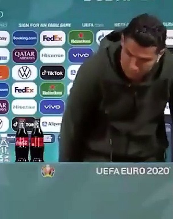 Cristiano Ronaldo sacó de su conferencia de prensa la Coca-Cola y llamó a tomar agua