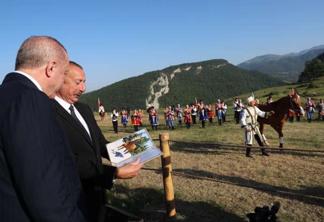 Cumhurbaşkanı Erdoğan, Azerbaycan Cumhurbaşkanı Aliyev ile "Cıdır Düzü Şenlikleri"ne katıldı