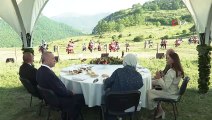 - Cumhurbaşkanı Erdoğan, Şuşa’daki tarihi yerleri gezdi- Cıdır Ovası’nda Karabağ atlarının gösterisini izledi